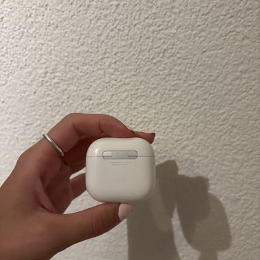 Écouteurs sans fil AirPods 4 avec boîtier de charge