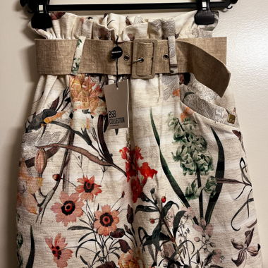 Jupe fleurie avec ceinture
