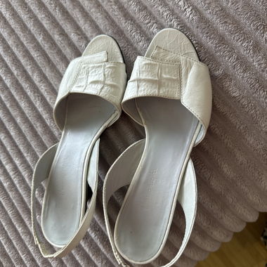Creme-Sandalen mit Absatz
