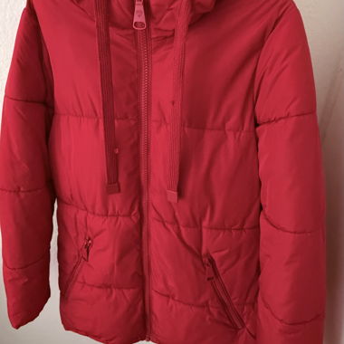 Veste matelassée rouge avec capuche