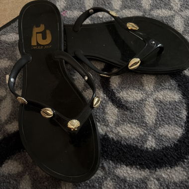 Black beach thongs