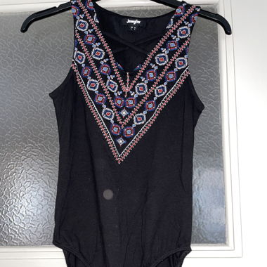 Body noir à broderies colorées 