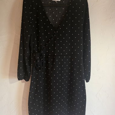 Robe portefeuille noire à pois
