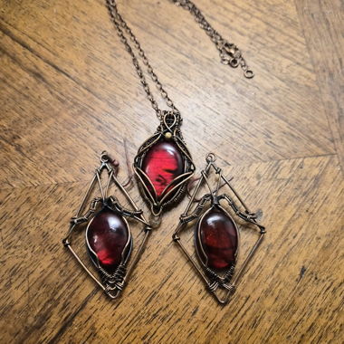 Pendente e orecchini con labradorite rossa in rame