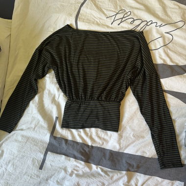 Maglione monospalla a righe