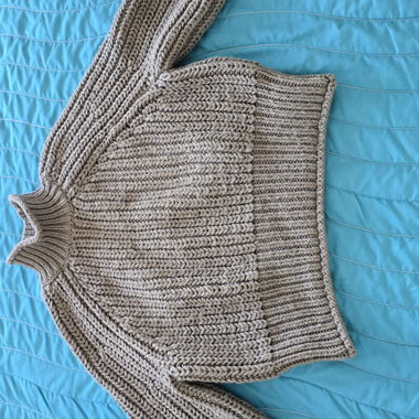 Grüner Grobstrickpullover