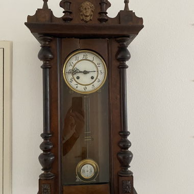 Elegante orologio a pendolo da parete in legno 