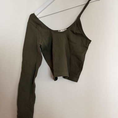 Haut court asymétrique vert olive