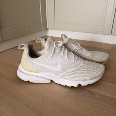 Baskets Nike blanches