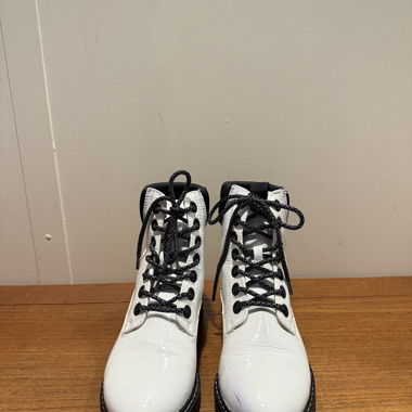 Weisse Schnür-Boots mit Profilsohle