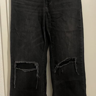 Jeans neri con tagli