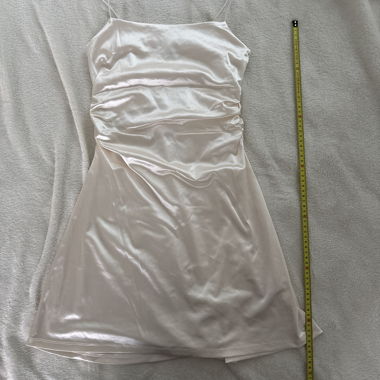 Weisses Satin-Kleid