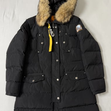 Long black down parka from the Parajumpers Masterpiece Series in size L, small fit! WEAR NORMAL S/M. With hood with fur trim, yellow front strap, multiple outer and inner pockets and side zippers. Warmly lined and in good, worn condition with no visible damage.