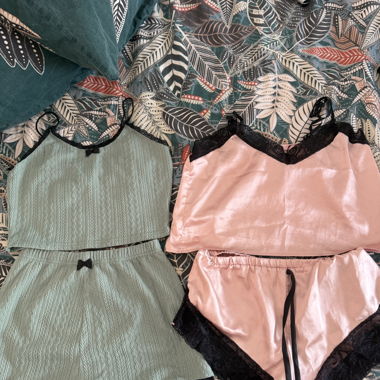 Set pigiama satinato con pizzo
