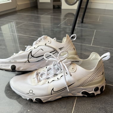 NIKE taille 42