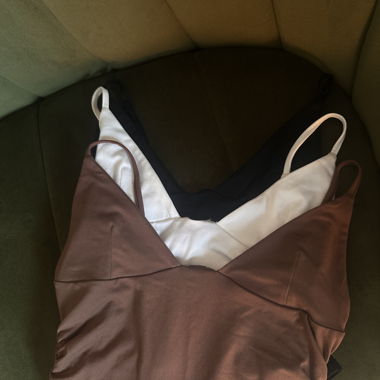 Lot de 3 tops noir, marron et blanc avec bretelles