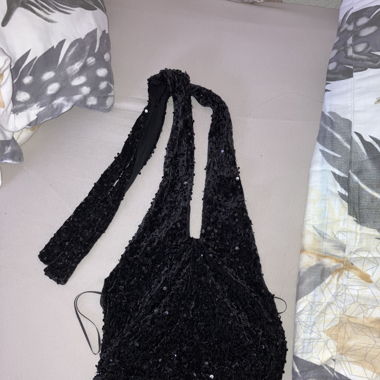 Haut a sequins ouvert dans le dos