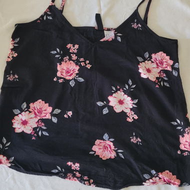 Top nero con stampa floreale