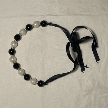 Ruban de perles noir et blanc avec ruban en satin