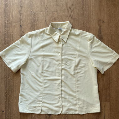 Blouse jaune à manches courtes