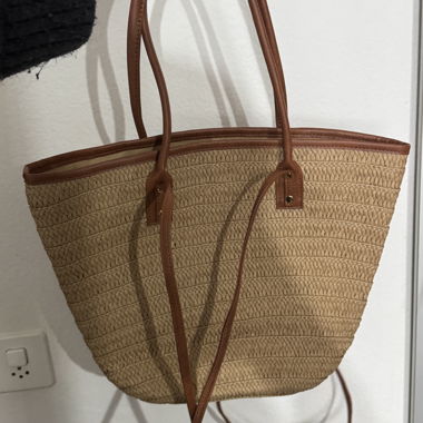 Strohtasche mit Ledergriffen