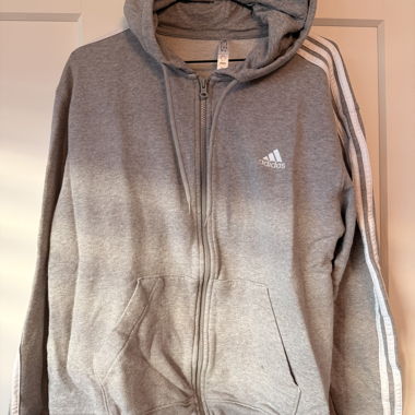 Grauer Adidas Kapuzenpullover