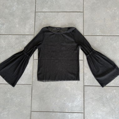 Top nero in mesh con maniche a campana