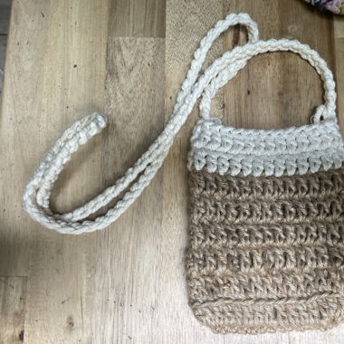 Piccola borsa a tracolla all’uncinetto fatta a mano