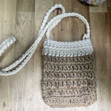 Piccola borsa a tracolla all’uncinetto fatta a mano