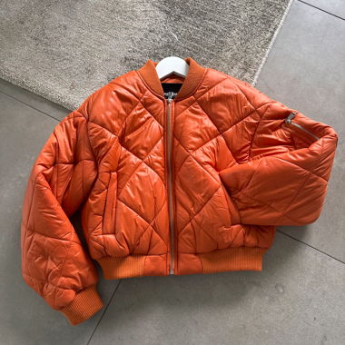Orange wattierte Bomberjacke