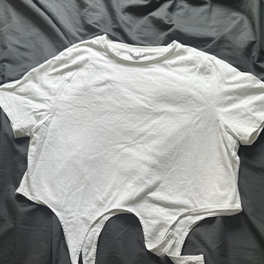 T-shirt blanc à découpes