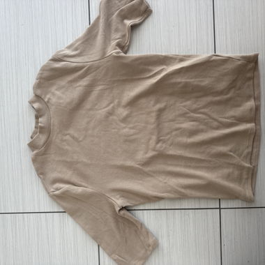 Maglietta beige a maniche lunghe fino al gomito