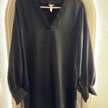Schwarze Bluse mit V-Ausschnitt
