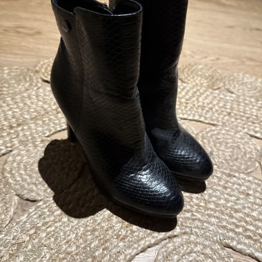 Black boot