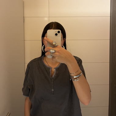 blau-graues tshirt