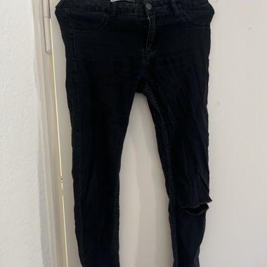 Jeans neri skinny strappati