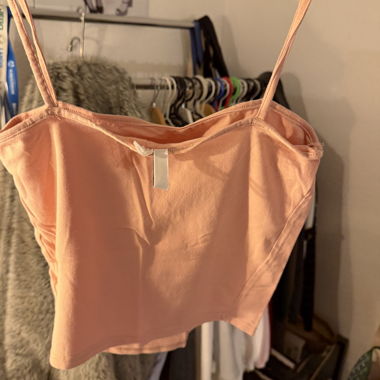 Crop top color pesca con spalline sottili