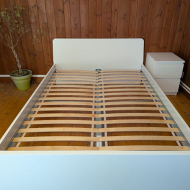 Weisses Bett mit Lattenrost