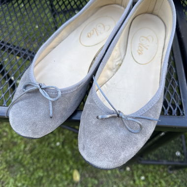 Graue Ballerinas mit Schleife