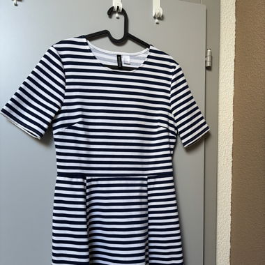 Blau/Weiss gestreiftes Kleid