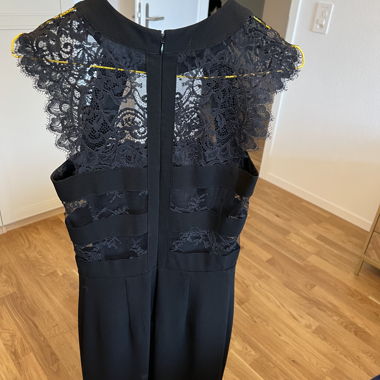 Abito nero in pizzo