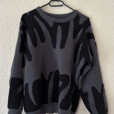 Schwarz-Grauer Pullover