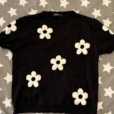 Schwarzer Blumenpullover