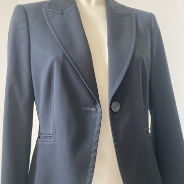 Schwarzer taillierter Damenblazer