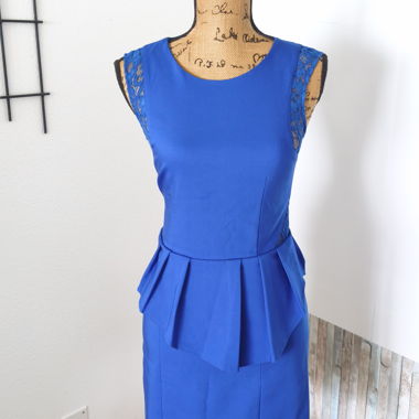 Abito tubino blu con pizzo