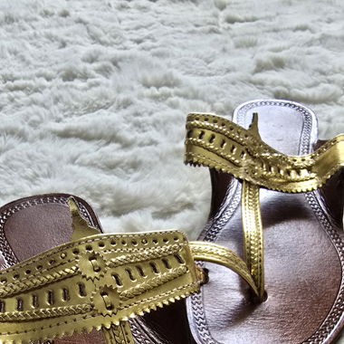 Goldene flache indische Mules