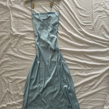 Abito in satin azzurro chiaro a spalline