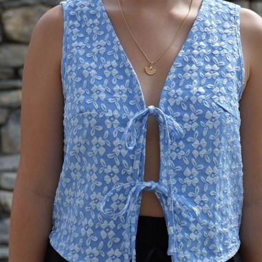 Blaue Weste mit Blumenmuster