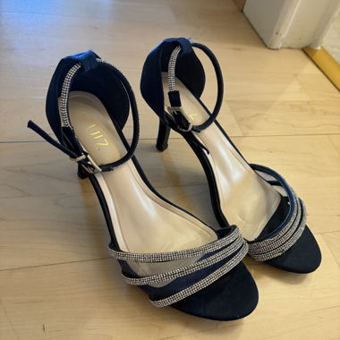Sandali con tacco in raso neri con strass