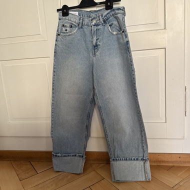 Zara Jeans mit distressed Taschen, eingerollt